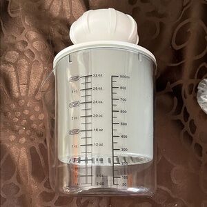 Clear Measuring Cup with White Juicer Lid Avo BAGEL brand. NEW